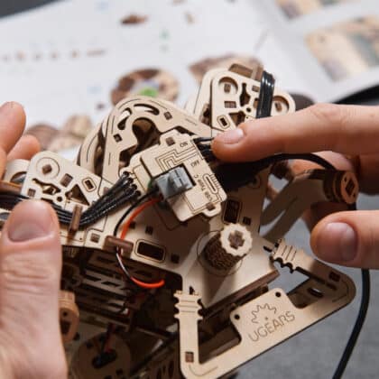 UGEARS V8 Motor (mit Elektronik)