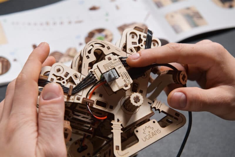 UGEARS V8 Motor (mit Elektronik)